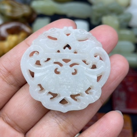 未镶嵌蛇纹石玉颈饰2
