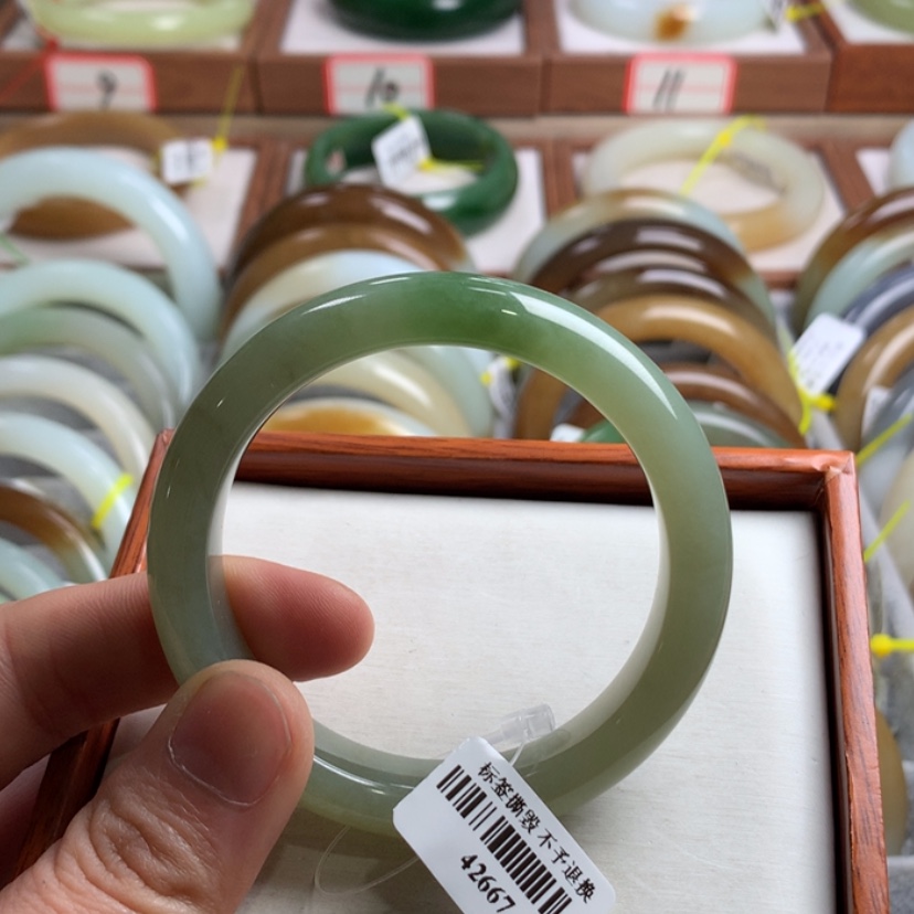 【闪购商品】和田玉手镯未镶嵌52