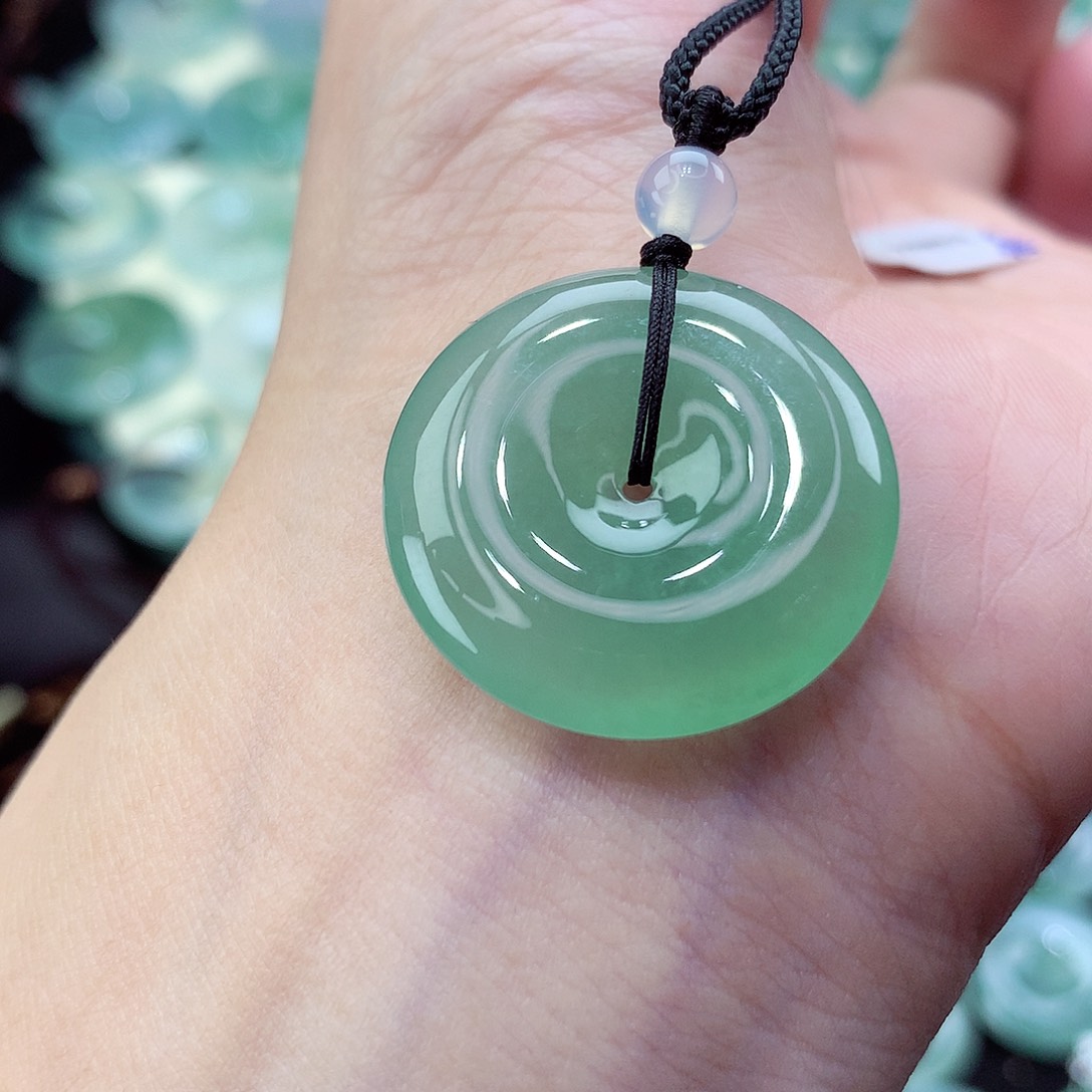 翡翠颈饰未镶嵌20号。尺寸24.8-5.2