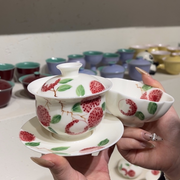 三才盖碗加茶杯。       