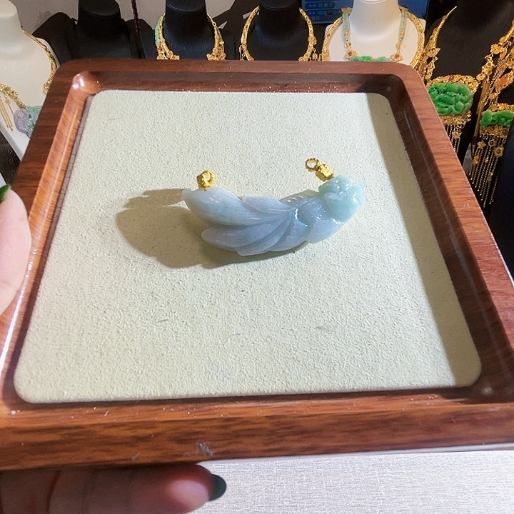 翡翠颈饰未镶嵌翡翠飞鱼