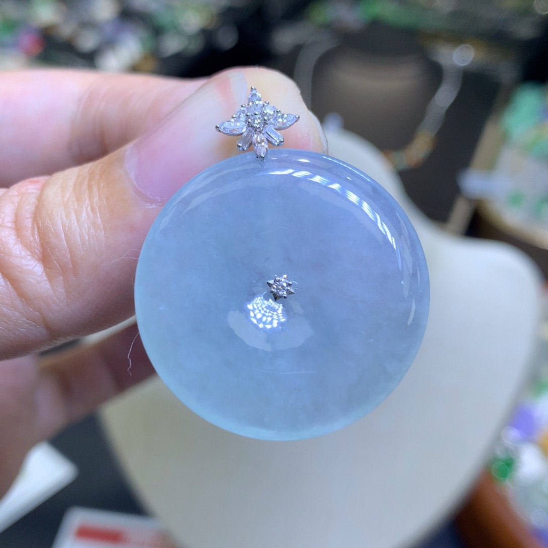 颈饰18K金镶嵌翡翠