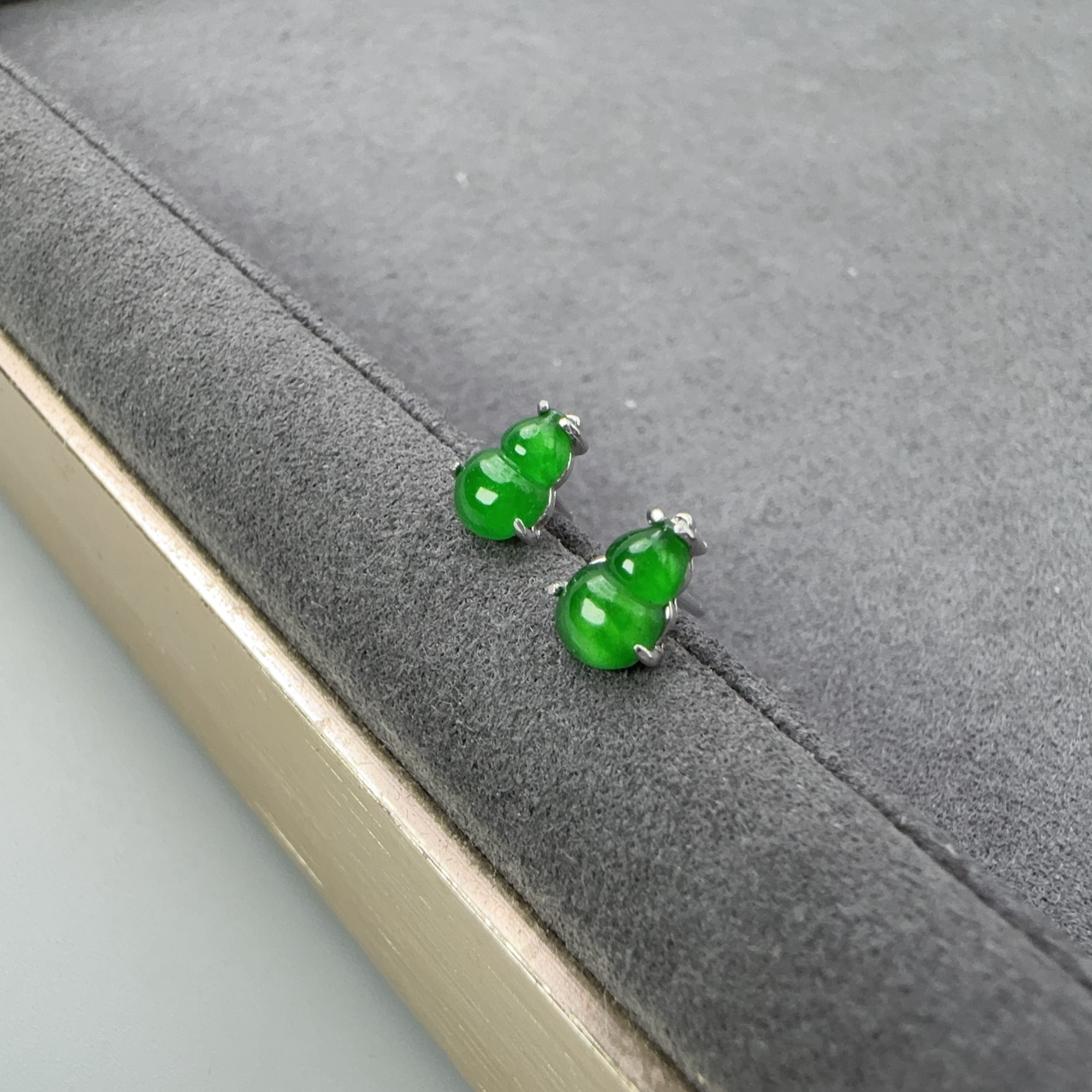 满绿翡翠葫芦耳钉S925银