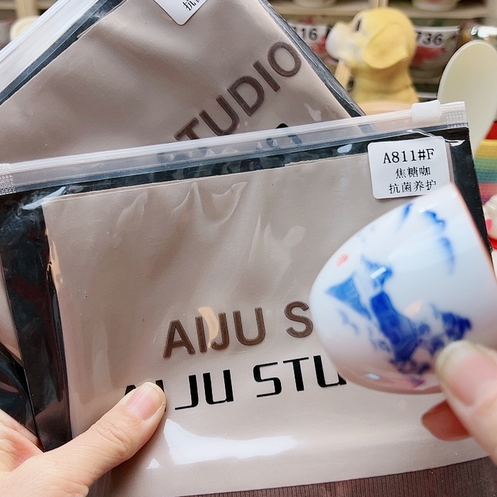 1557558575989989999999