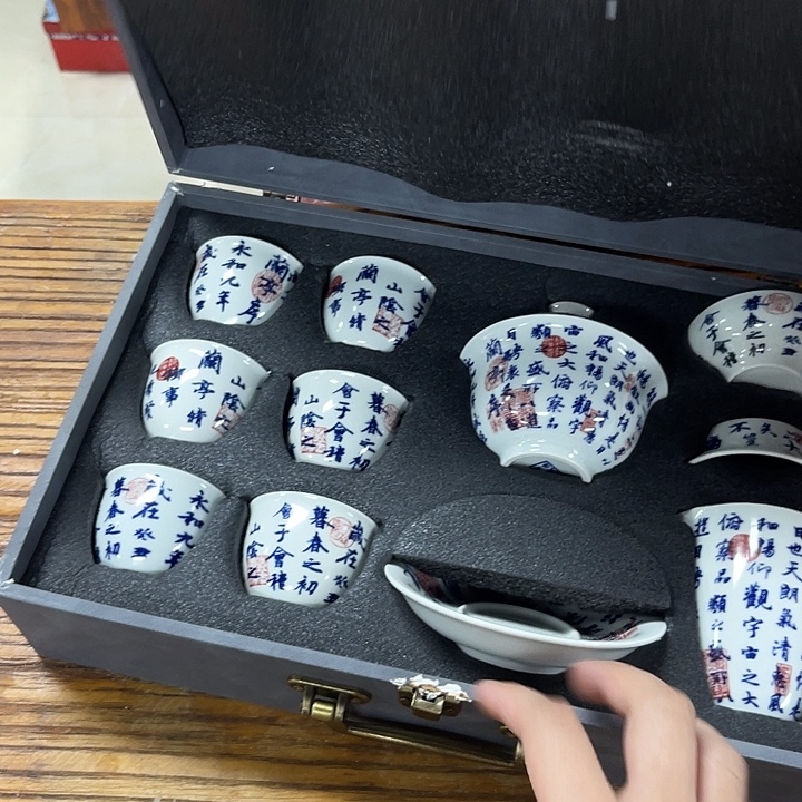 孤品茶具套装等。        