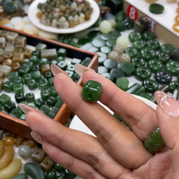 蔓***~和田玉（碧玉）未镶嵌挂件