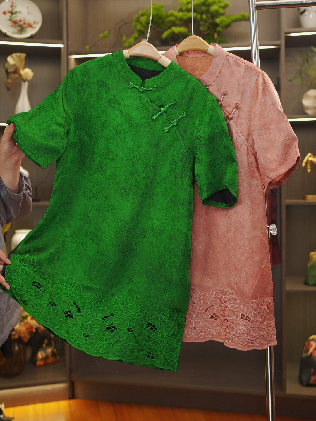 【绿沁-奥黛】新中式中长款桑蚕丝提花盘扣短袖镂空刺绣盘扣上衣