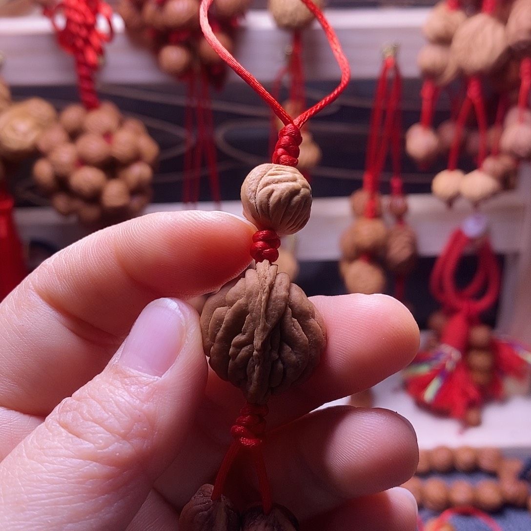 木质类龙纹桃枭挂件