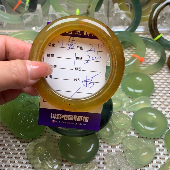 蛇纹石玉手镯未镶嵌小***猪