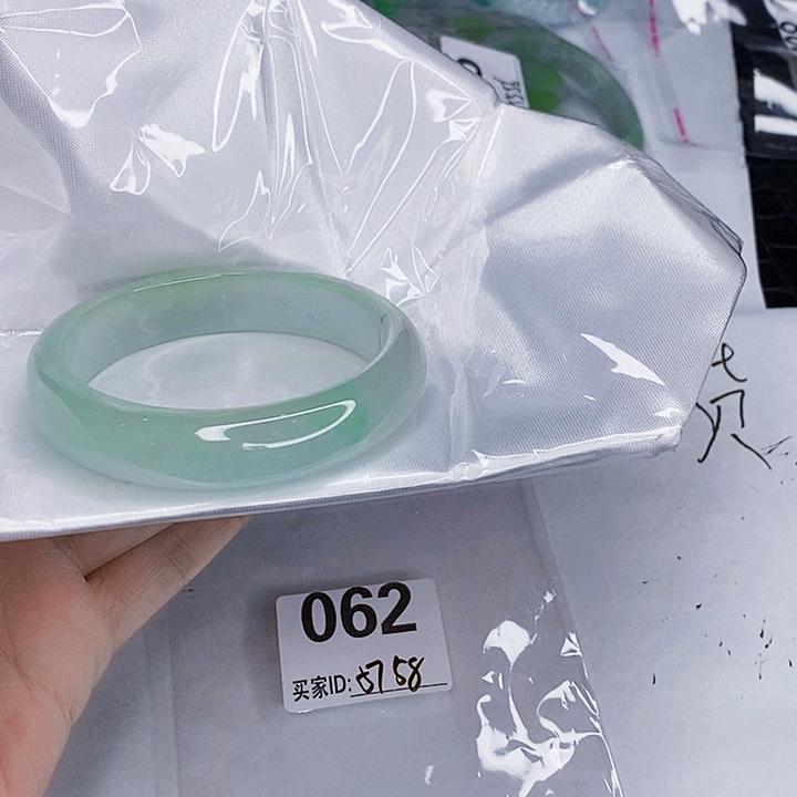 翡翠未镶嵌手镯一图一物实物为准（微瑕处理）