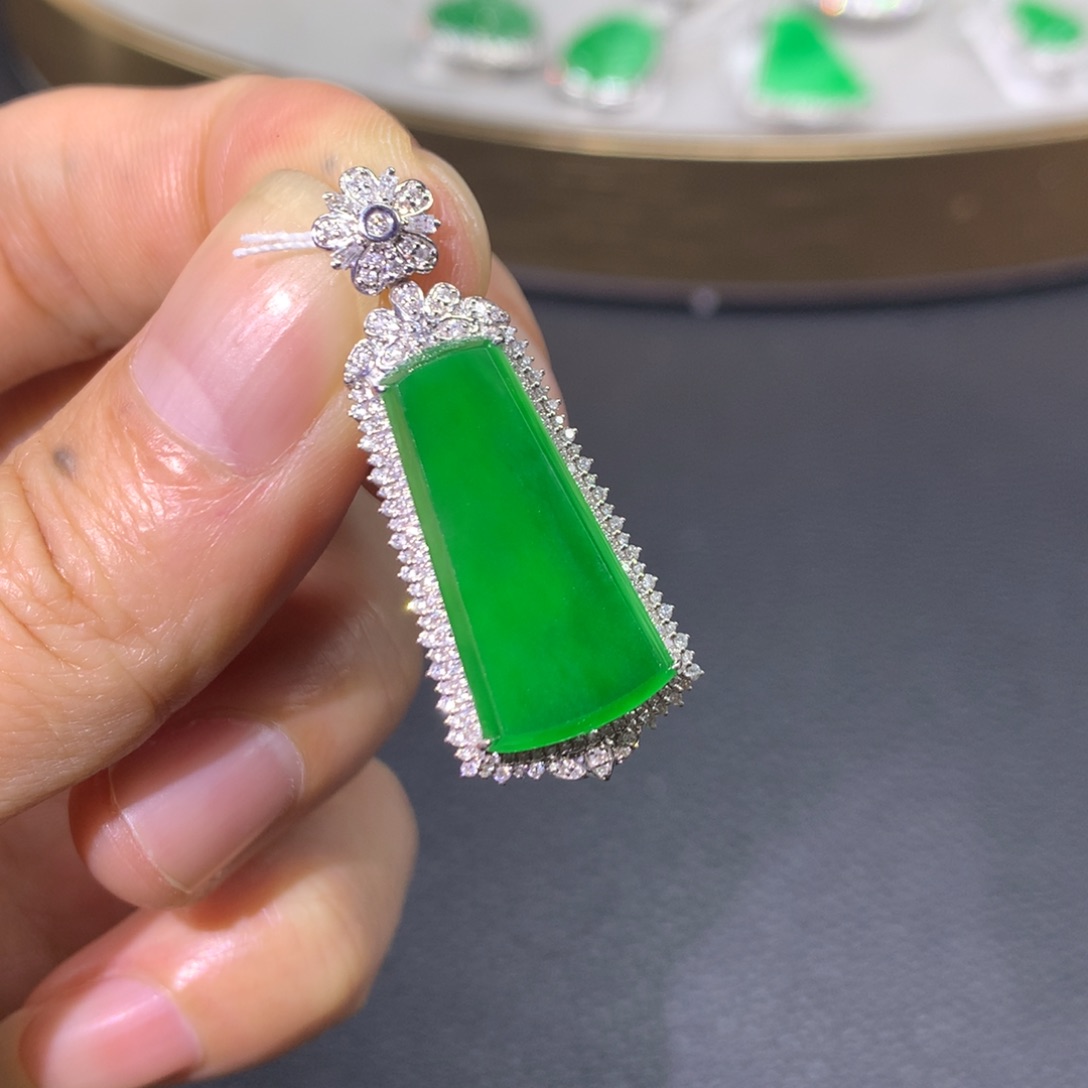 翡翠颈饰18K金镶嵌翡翠