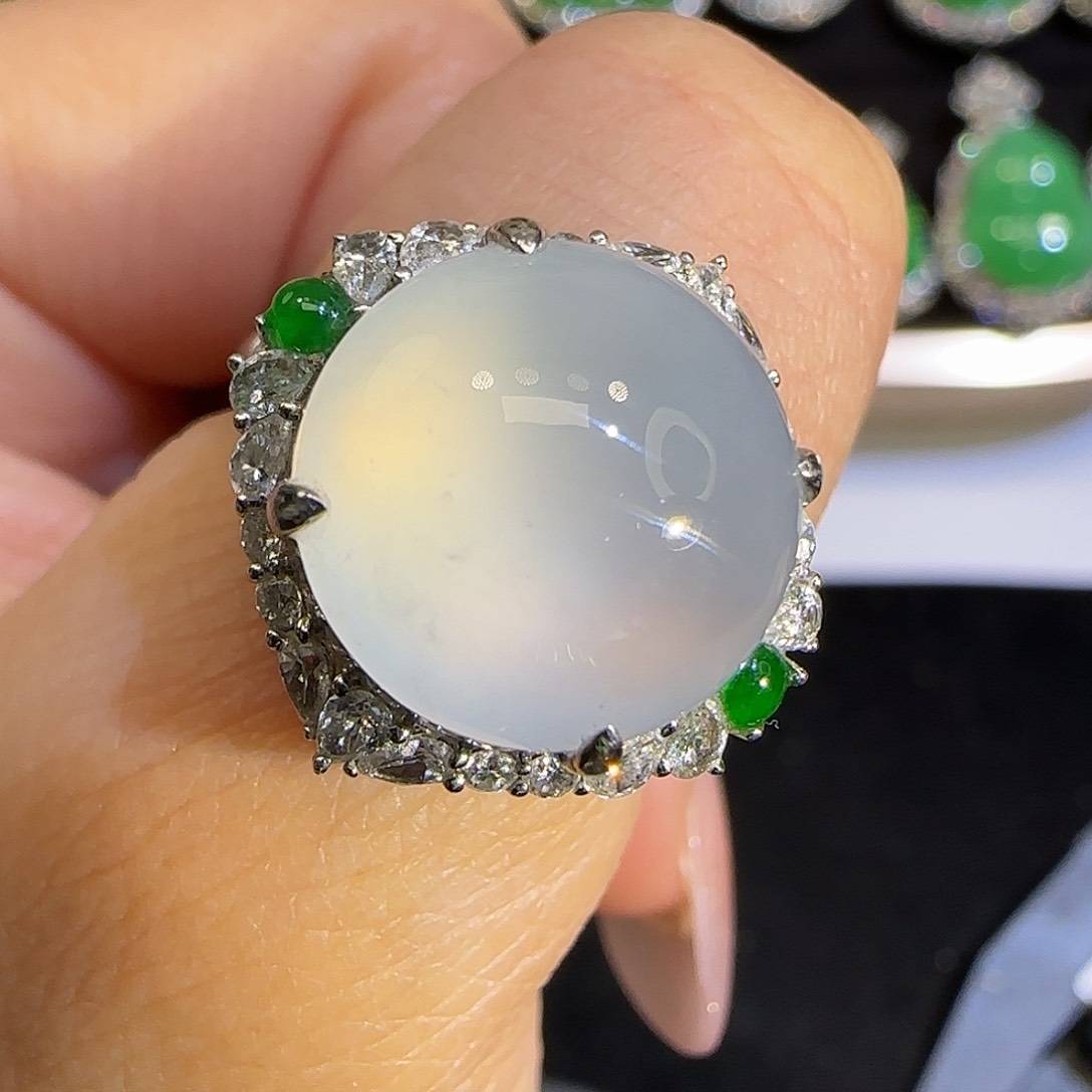 翡翠戒指18K金镶嵌。