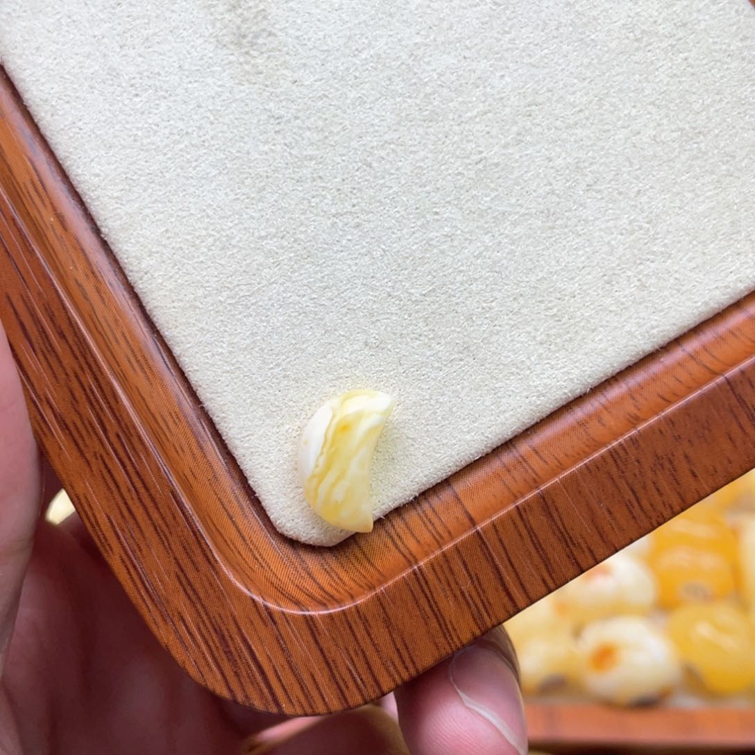 琥珀裸石未镶嵌蜜蜡