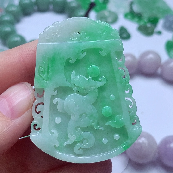 翡翠未镶嵌颈饰龙牌