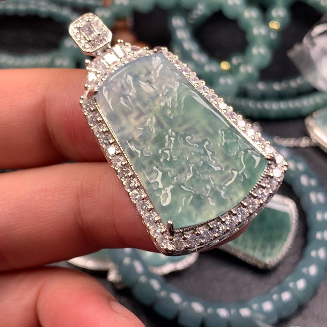 翡翠未镶嵌颈饰山水