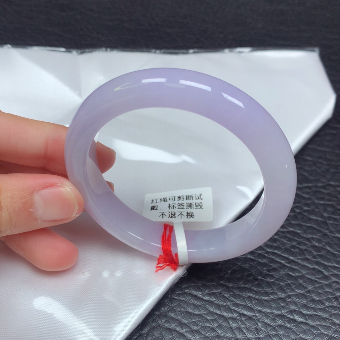 翡翠手镯未镶嵌。