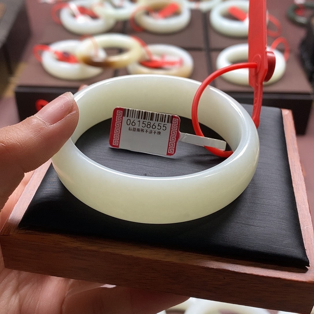 和田玉未镶嵌手镯