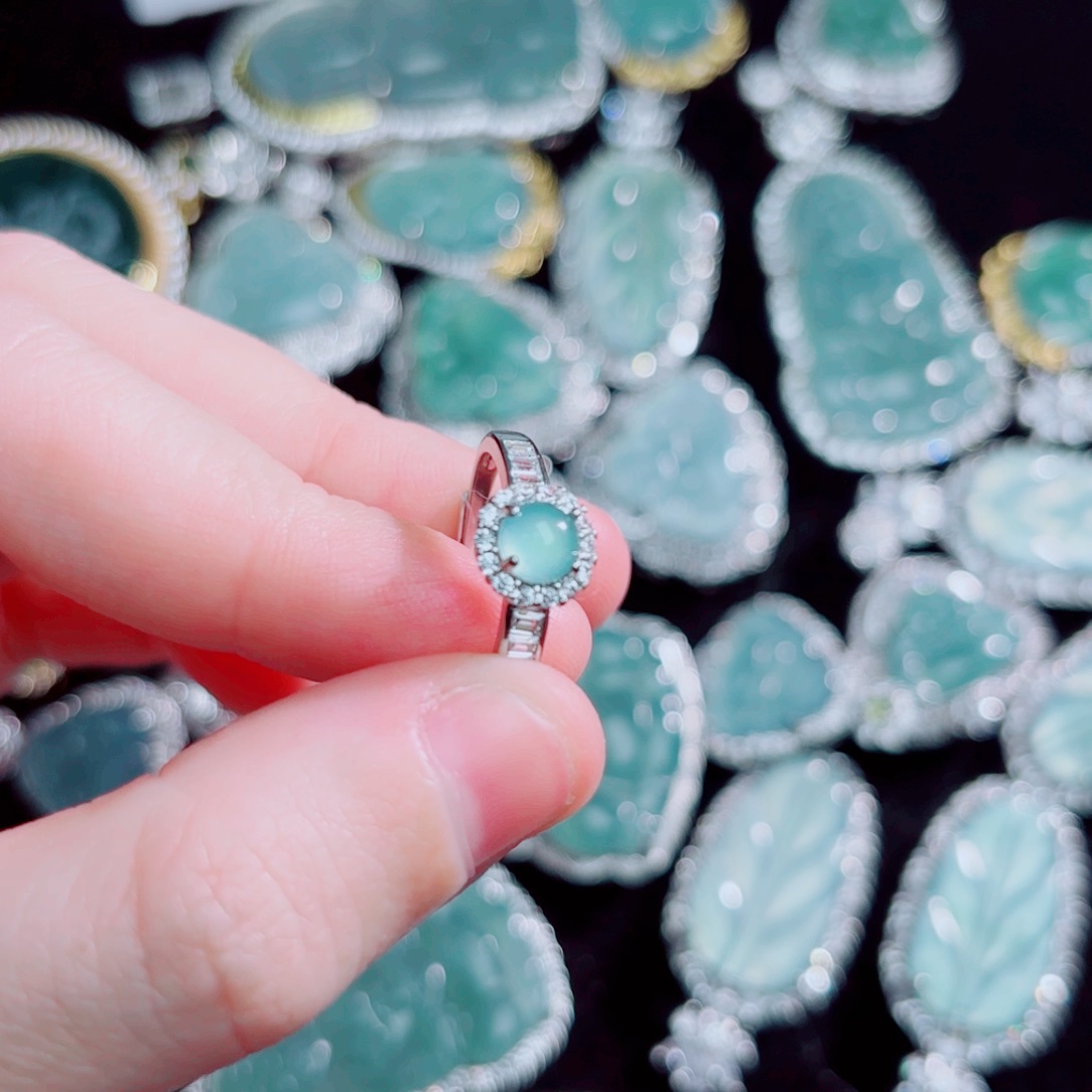 翡翠颈饰未镶嵌蛋面