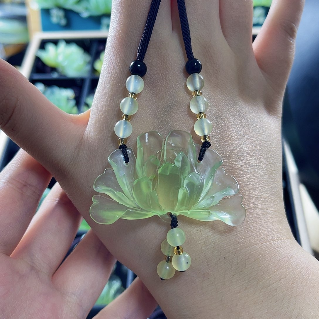 蛇纹石玉颈饰未镶嵌