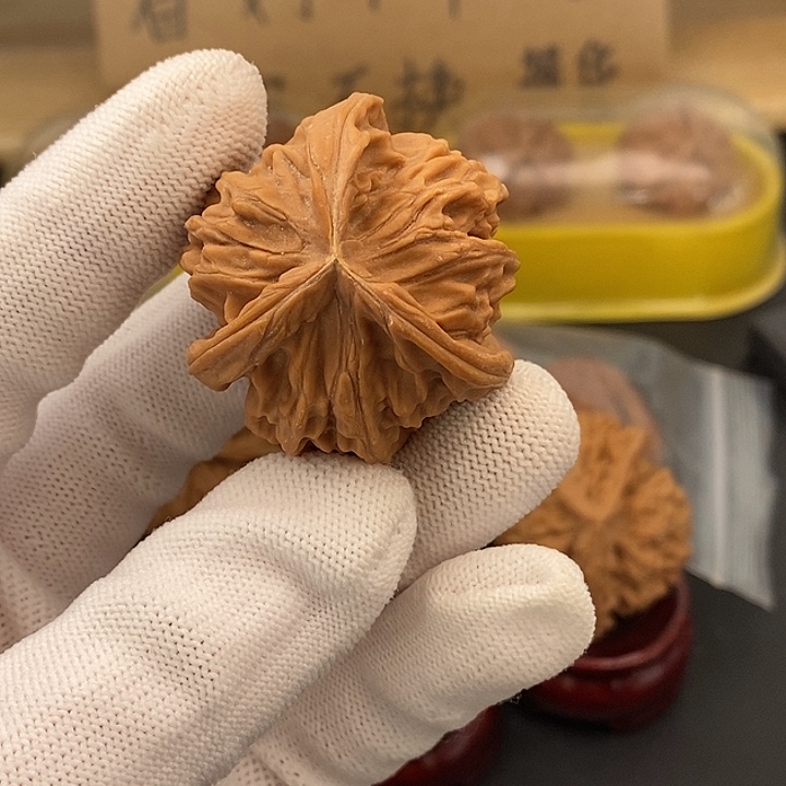 鱼***号文玩核桃吊坠黄磕碰不退不换