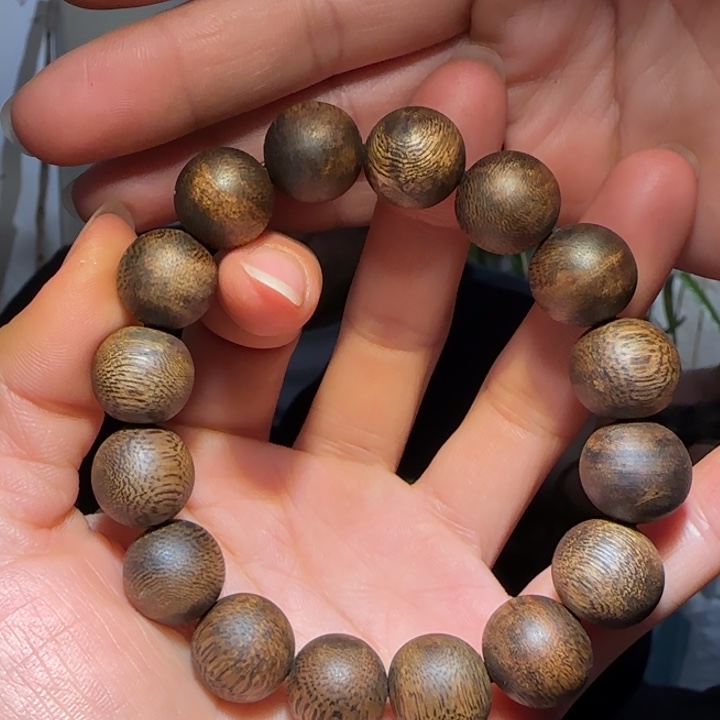 沉香手串透顶绿1.5手串16克+