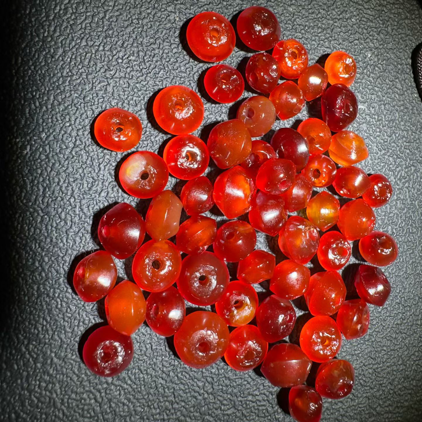 旧藏樱桃红玛瑙碟形珠，浑厚饱满，搓磨痕迹精湛！