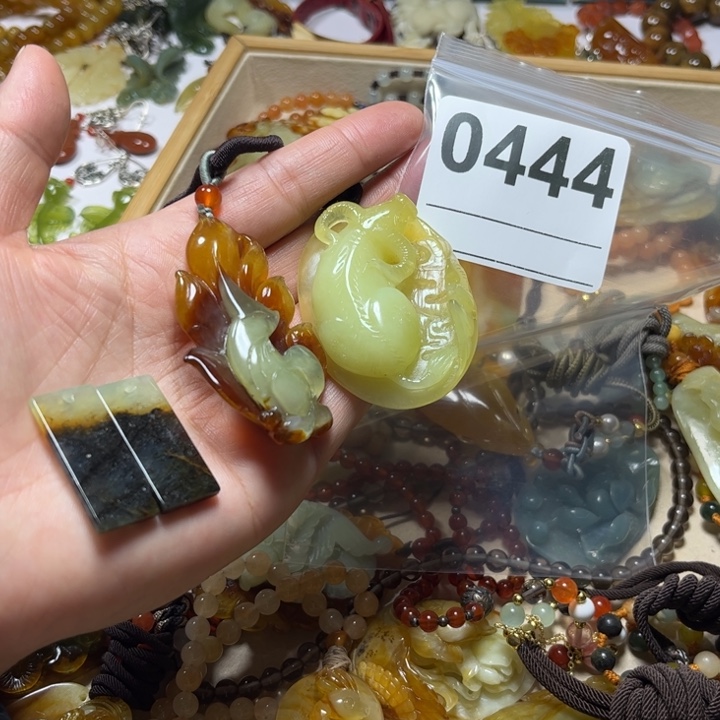 花***朝蛇纹石玉未镶嵌耳饰