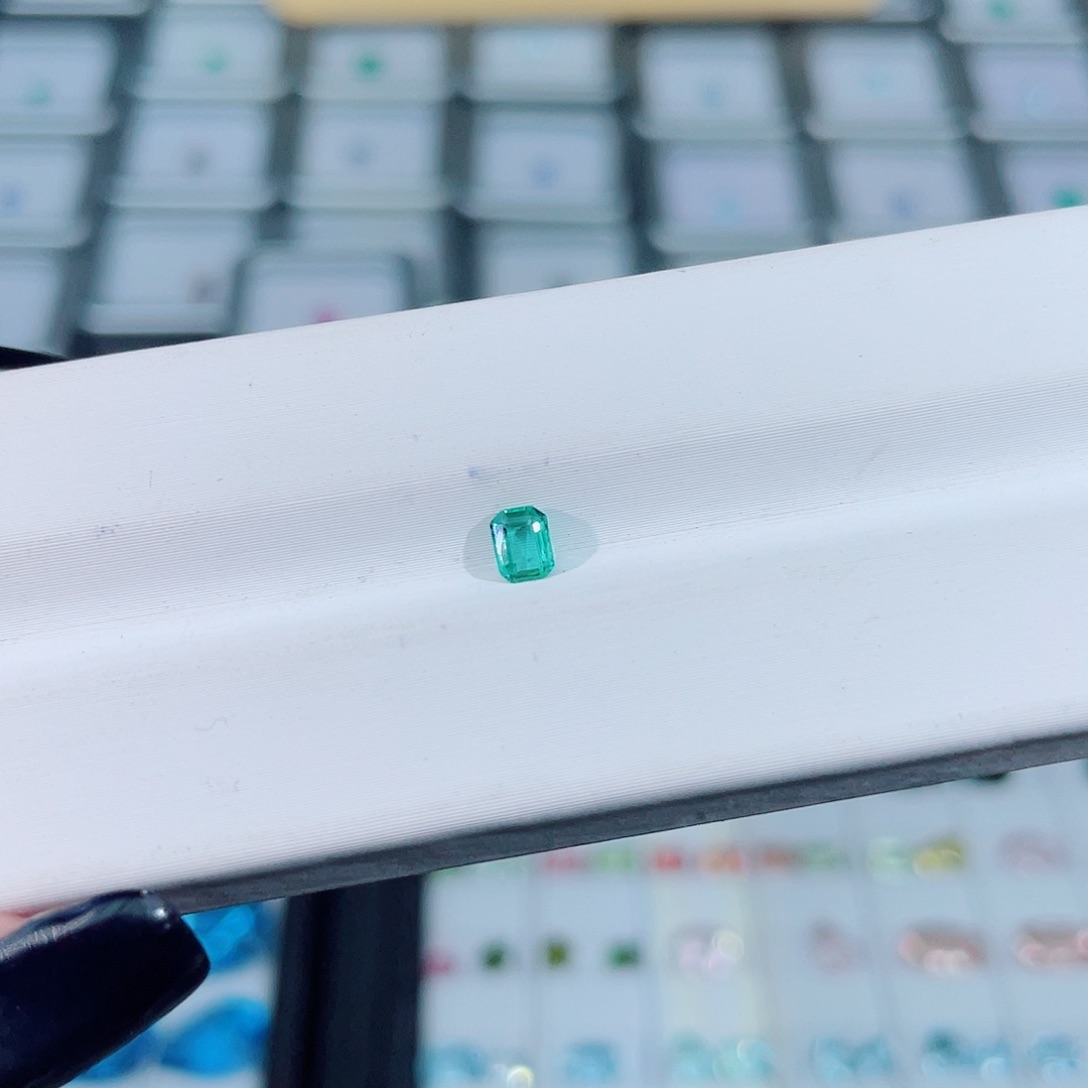 祖母绿裸石未镶嵌