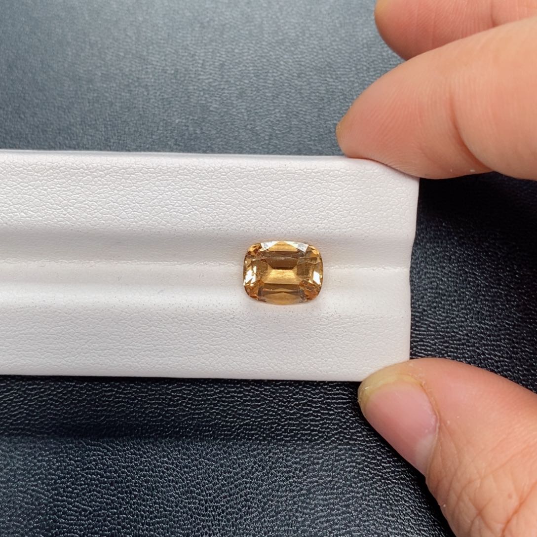 赛黄晶裸石未镶嵌小**?3.89