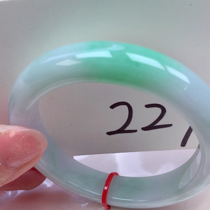 翡翠手镯未镶嵌翡翠