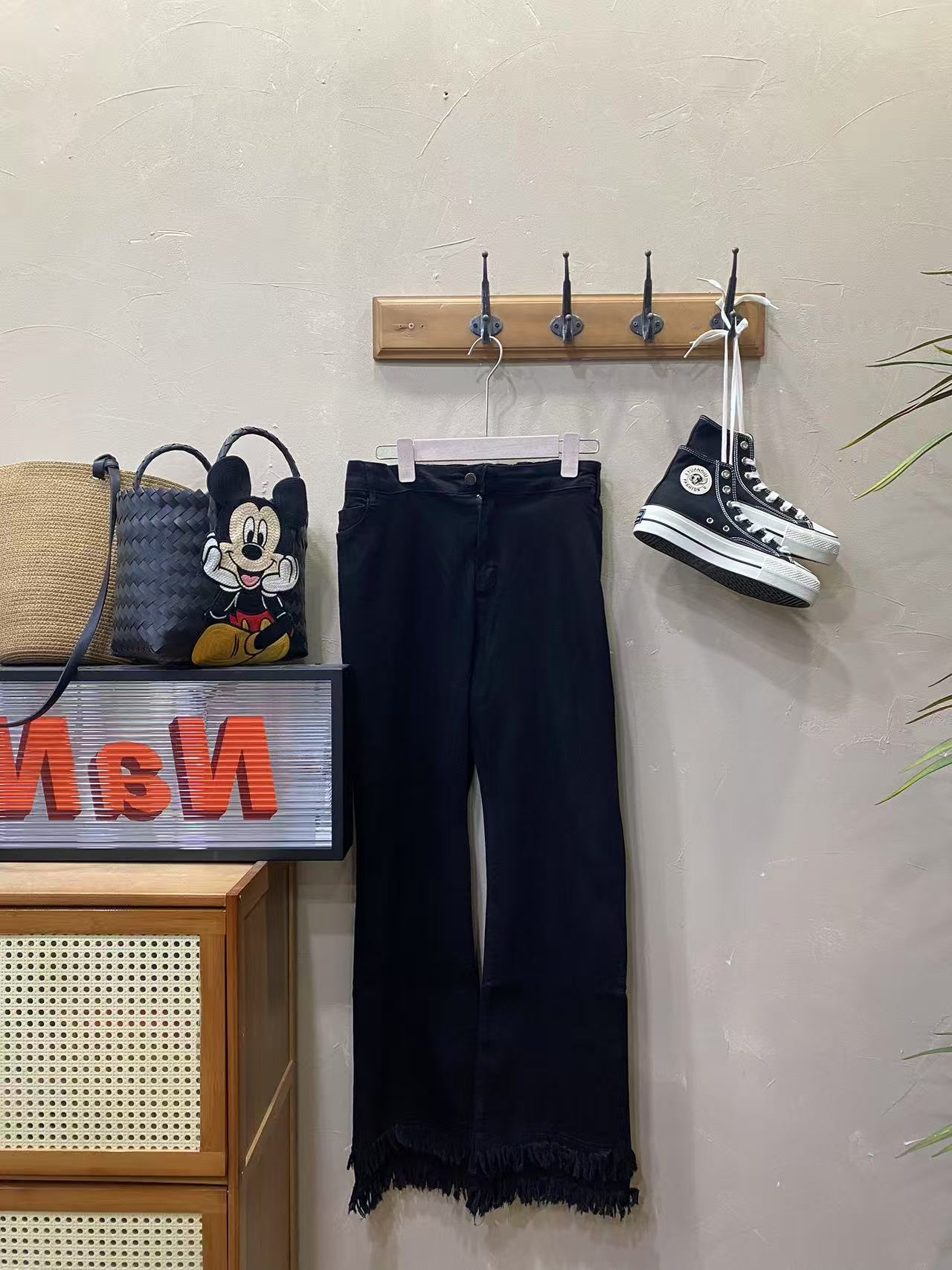 【早春穿搭】百搭大版显瘦直筒黑色修身裤脚微喇时尚牛仔裤（1137）