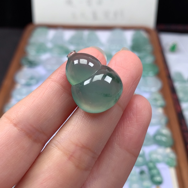 颈饰未镶嵌翡翠冰种晴底飘花大葫芦