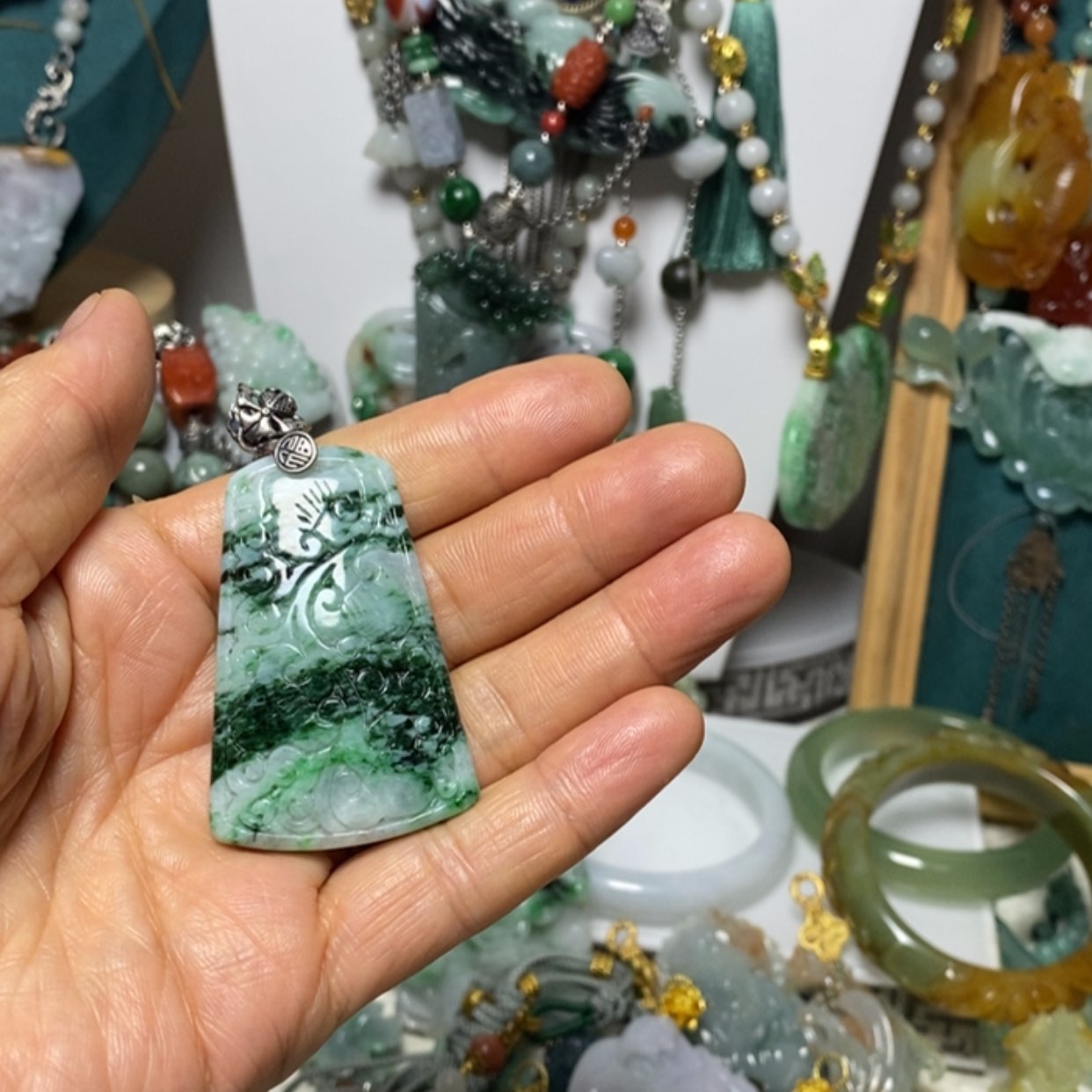 【闪购商品】翡翠吊坠(赠链)未镶嵌