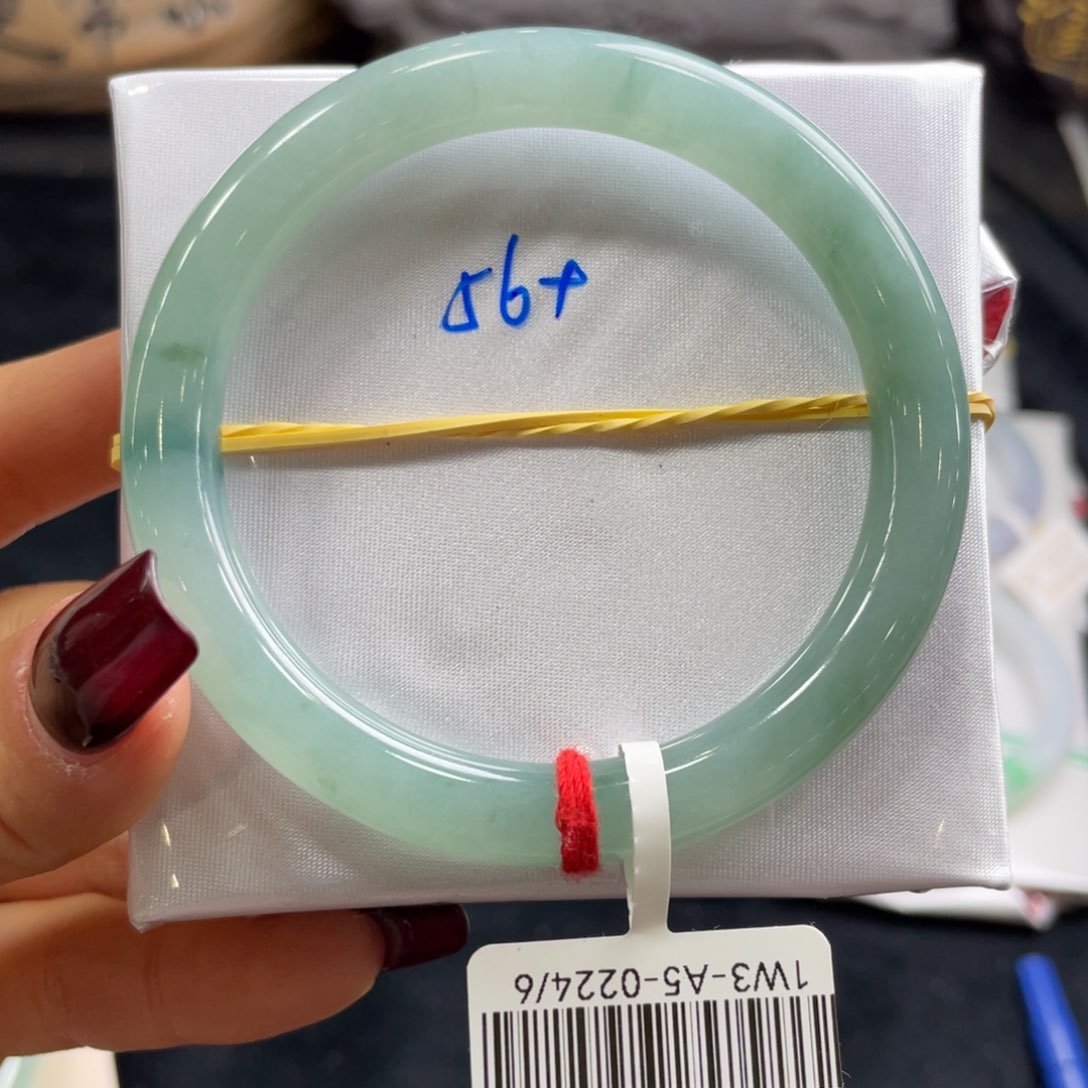 翡翠手镯未镶嵌翡翠手镯