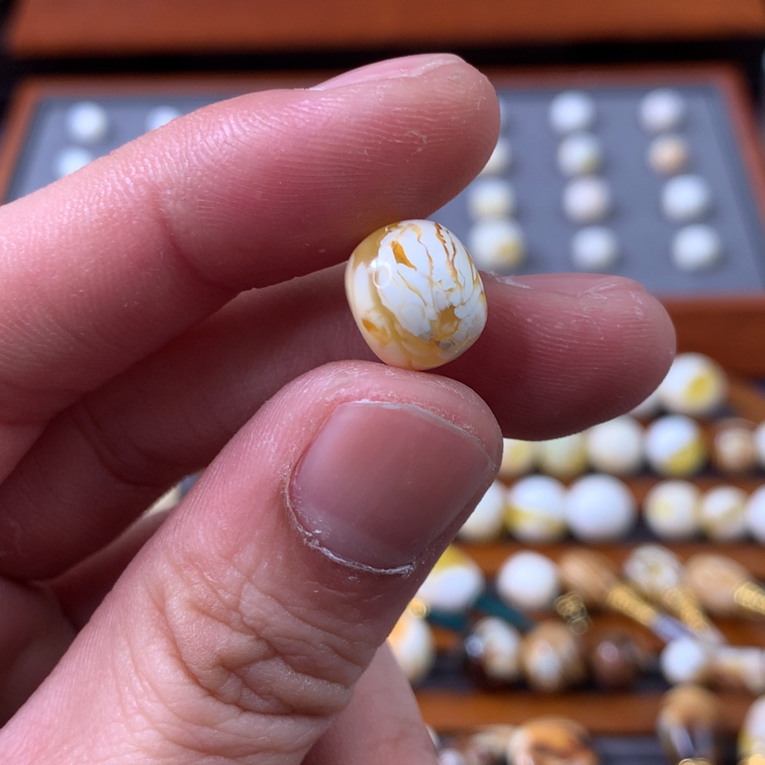 未镶嵌琥珀珠宝奇石