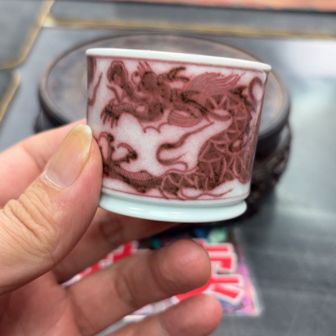 手绘釉里红龙纹杯子