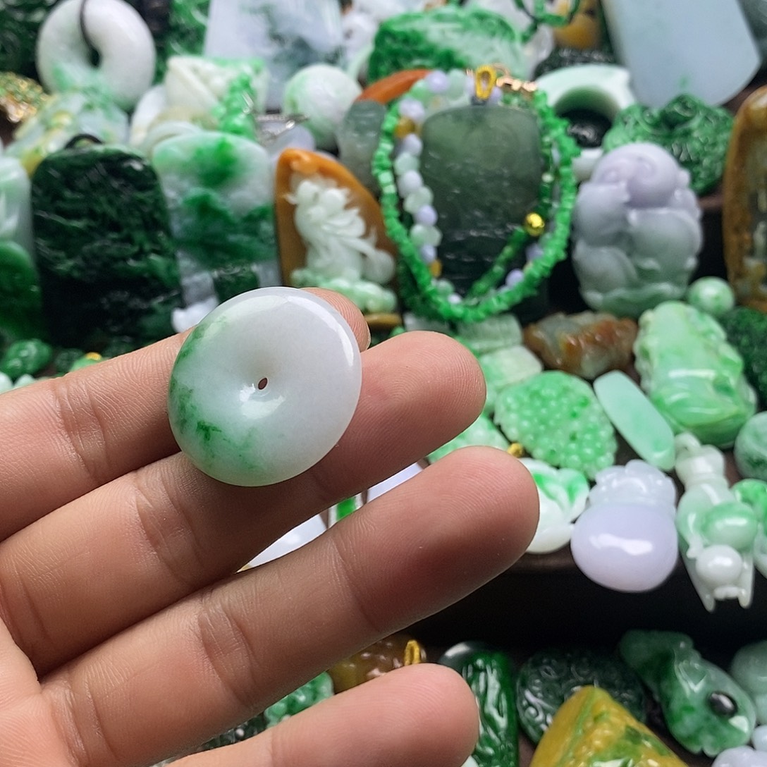翡翠未镶嵌颈饰扣子