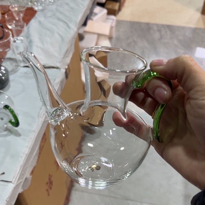 浅然茶盖绿把。          