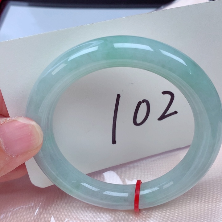 翡翠手镯未镶嵌翡翠