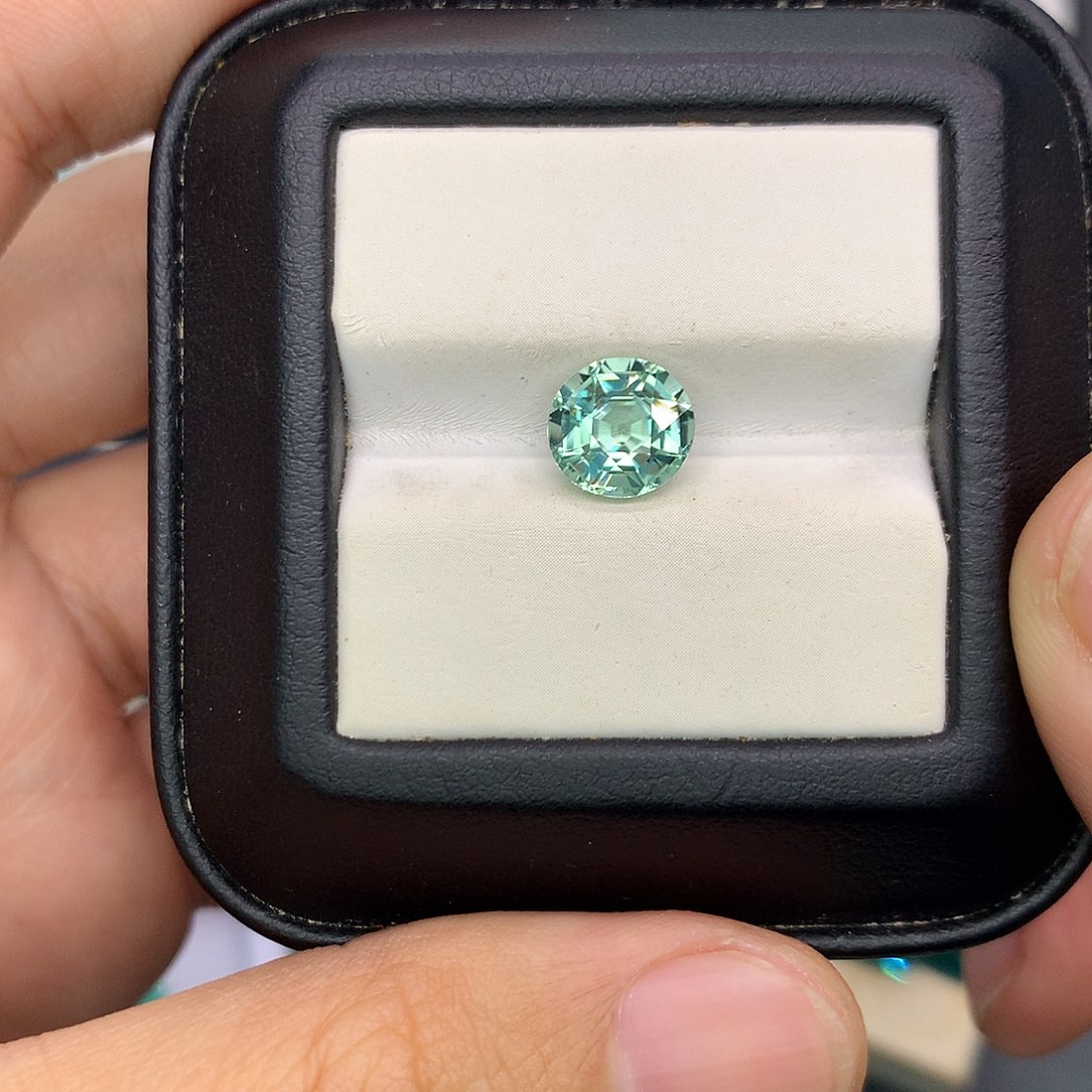 未镶嵌裸石碧玺2.3克拉全净薄荷绿