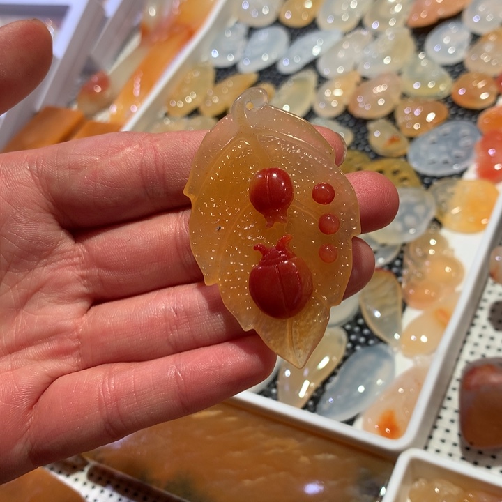 未镶嵌石英质玉（黄龙玉）颈饰