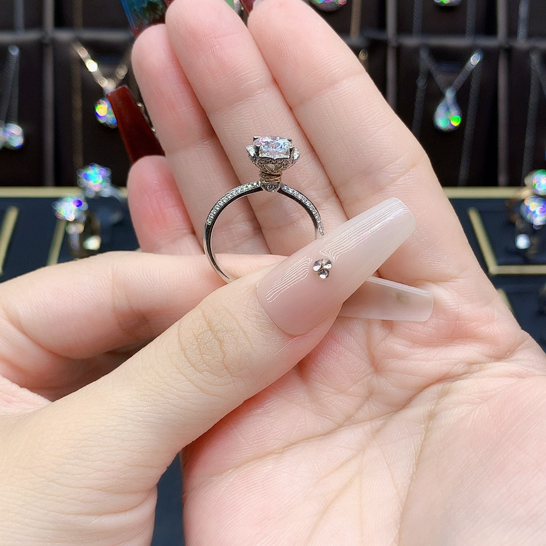 18K金镶嵌合成碳硅石（莫桑石）戒指/指环美*