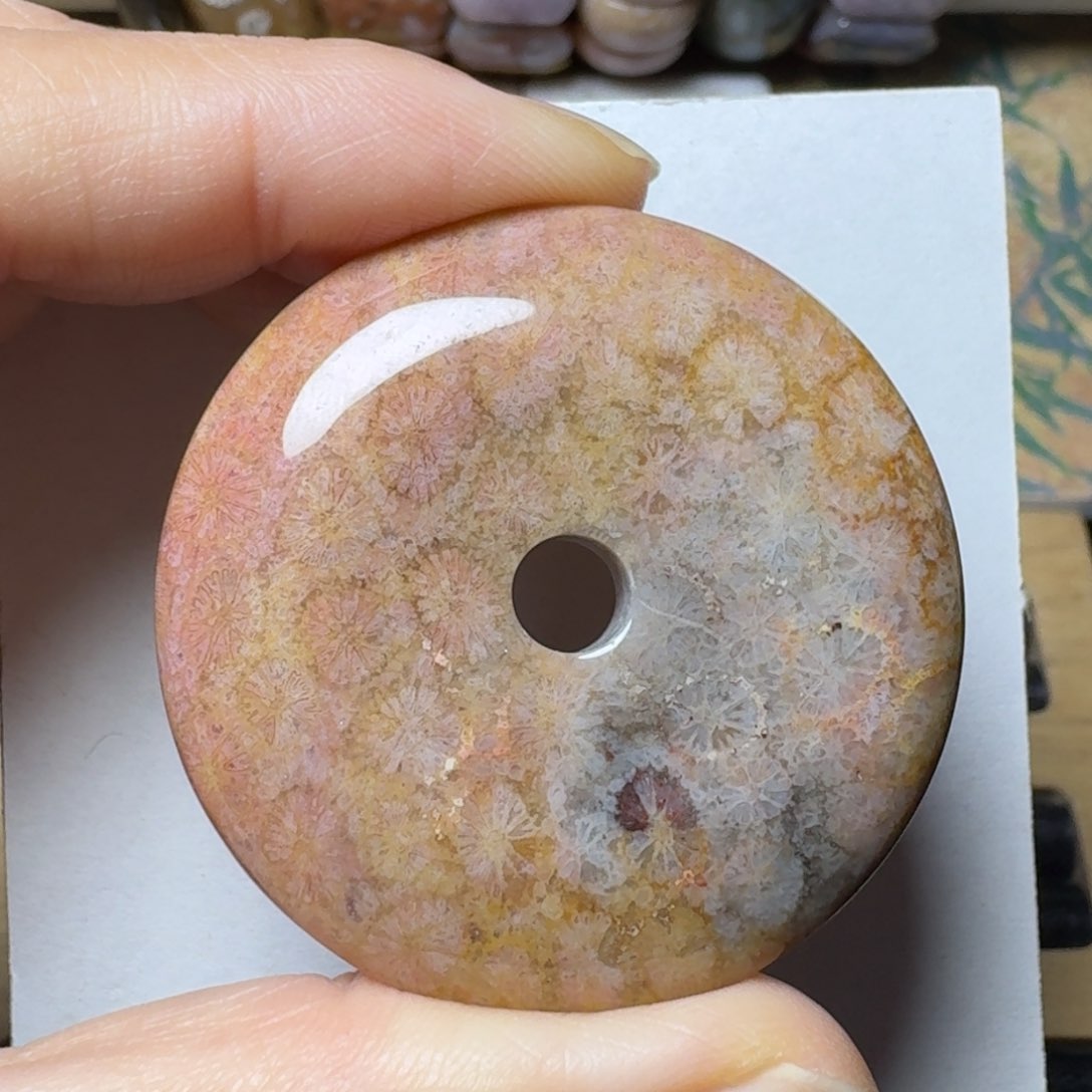 硅化玉带点黑金沙的彩花未镶嵌