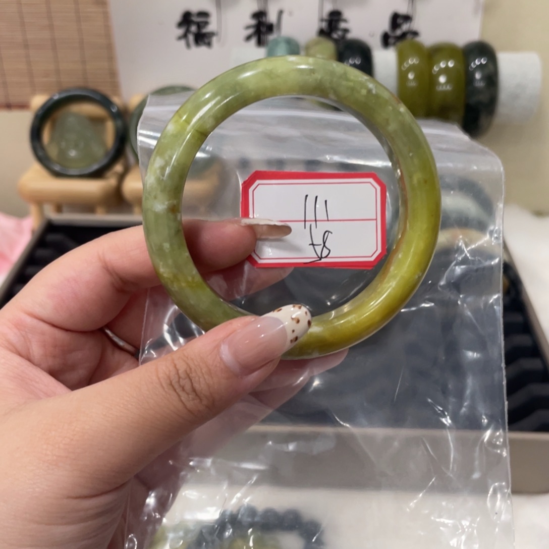 蛇纹石玉手镯未镶嵌