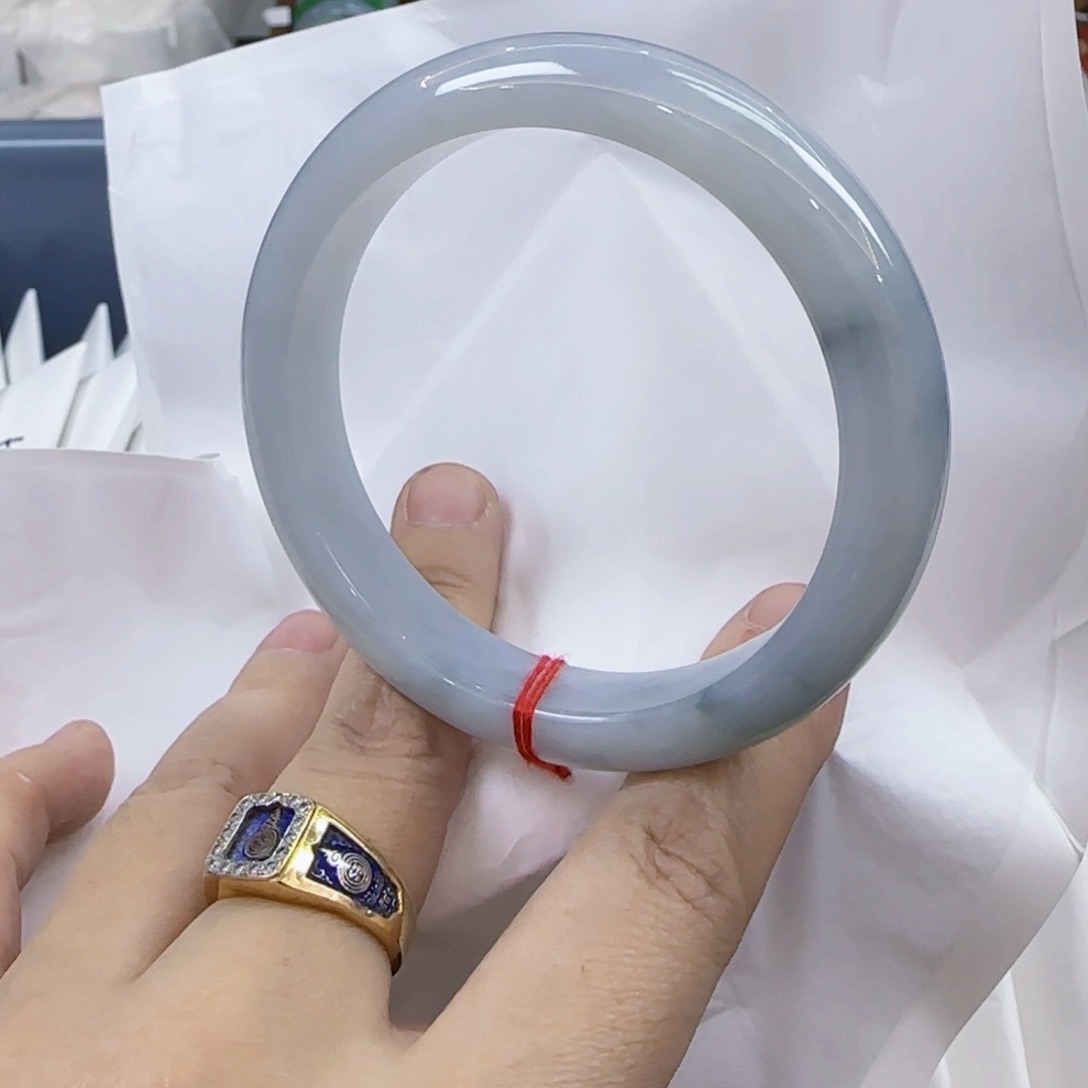 翡翠手镯未镶嵌花****？