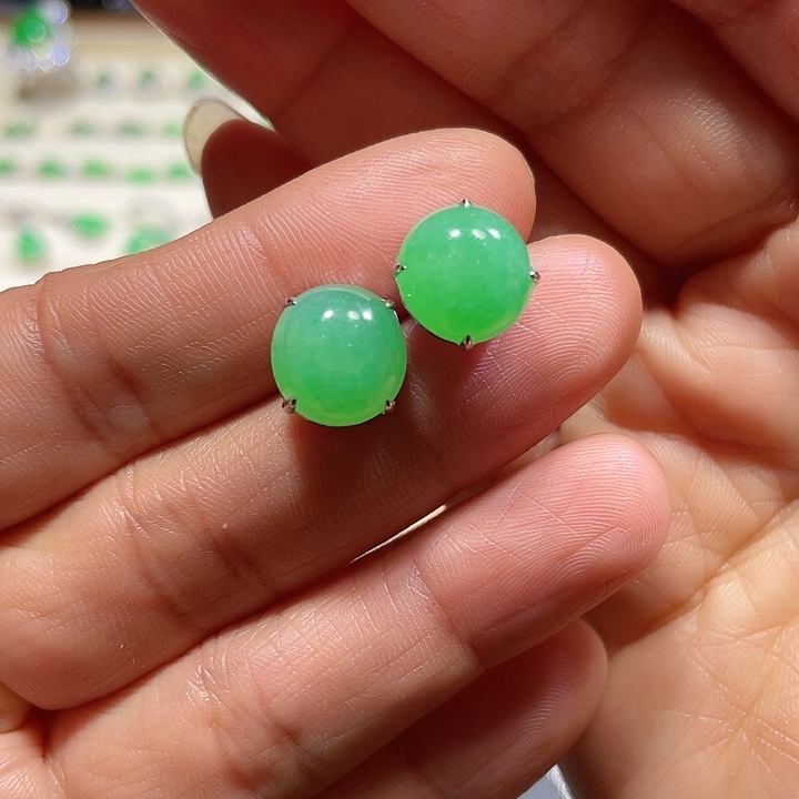 翡翠耳饰18K金镶嵌绿蛋面