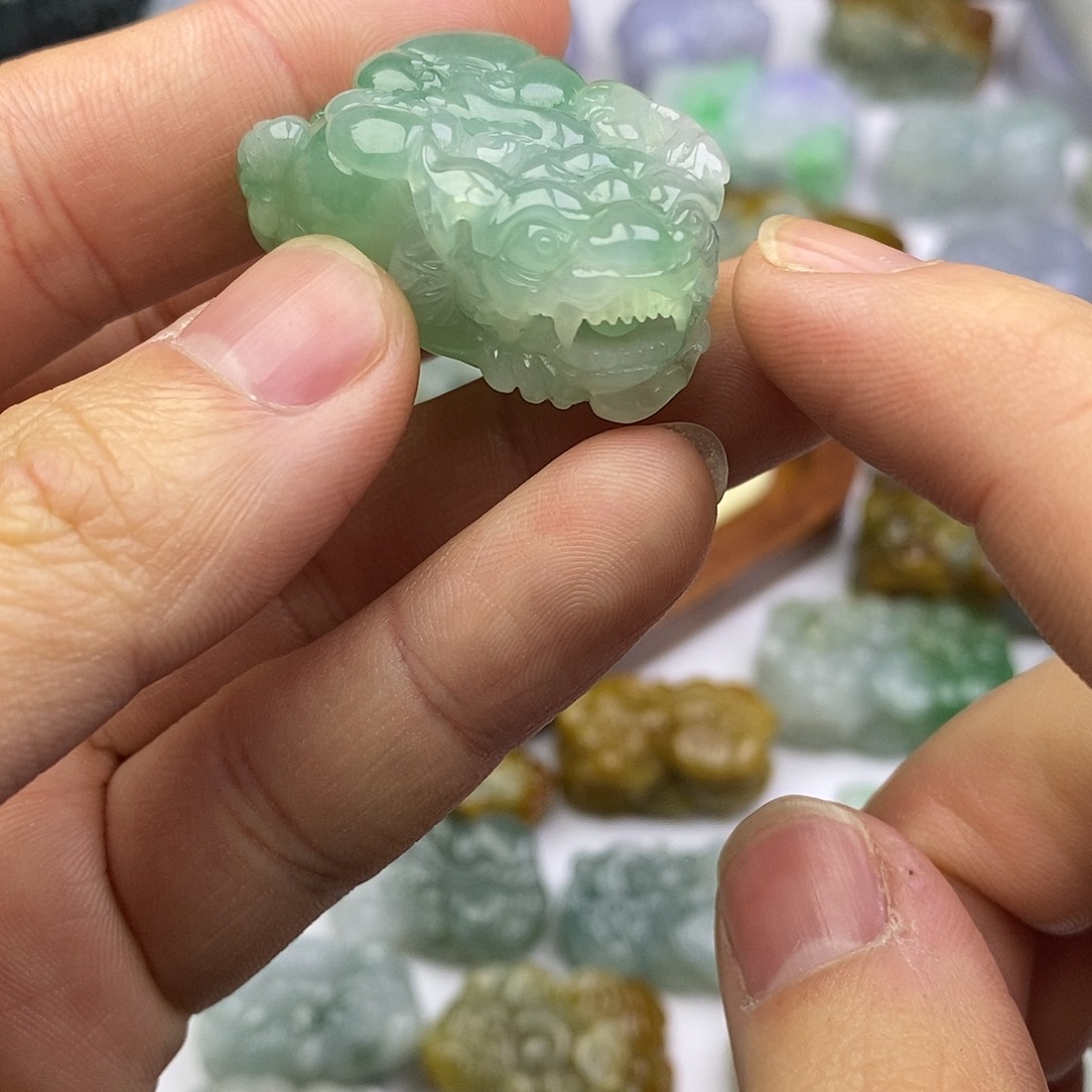 翡翠未镶嵌颈饰貔貅