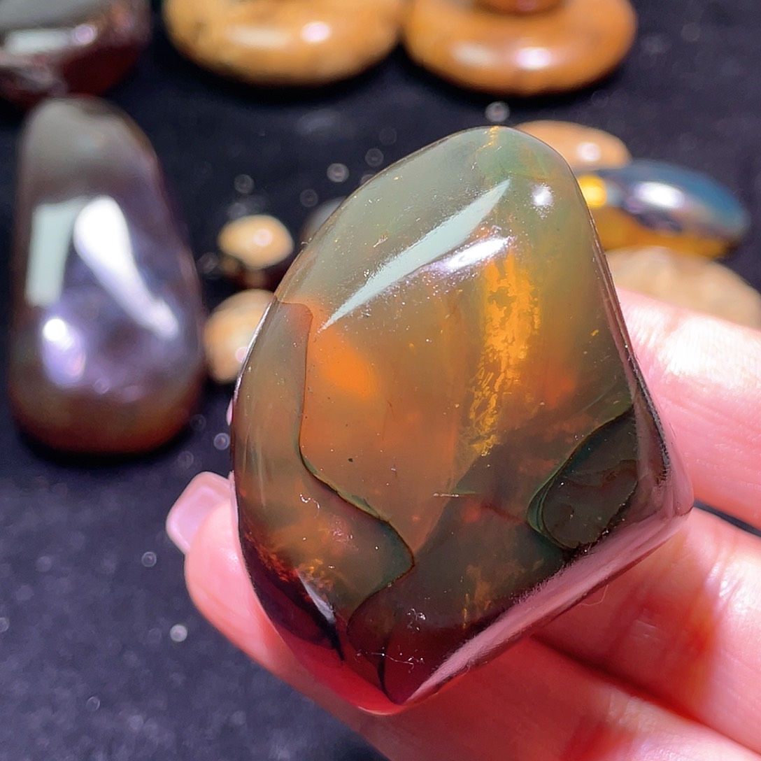 琥珀裸石未镶嵌。