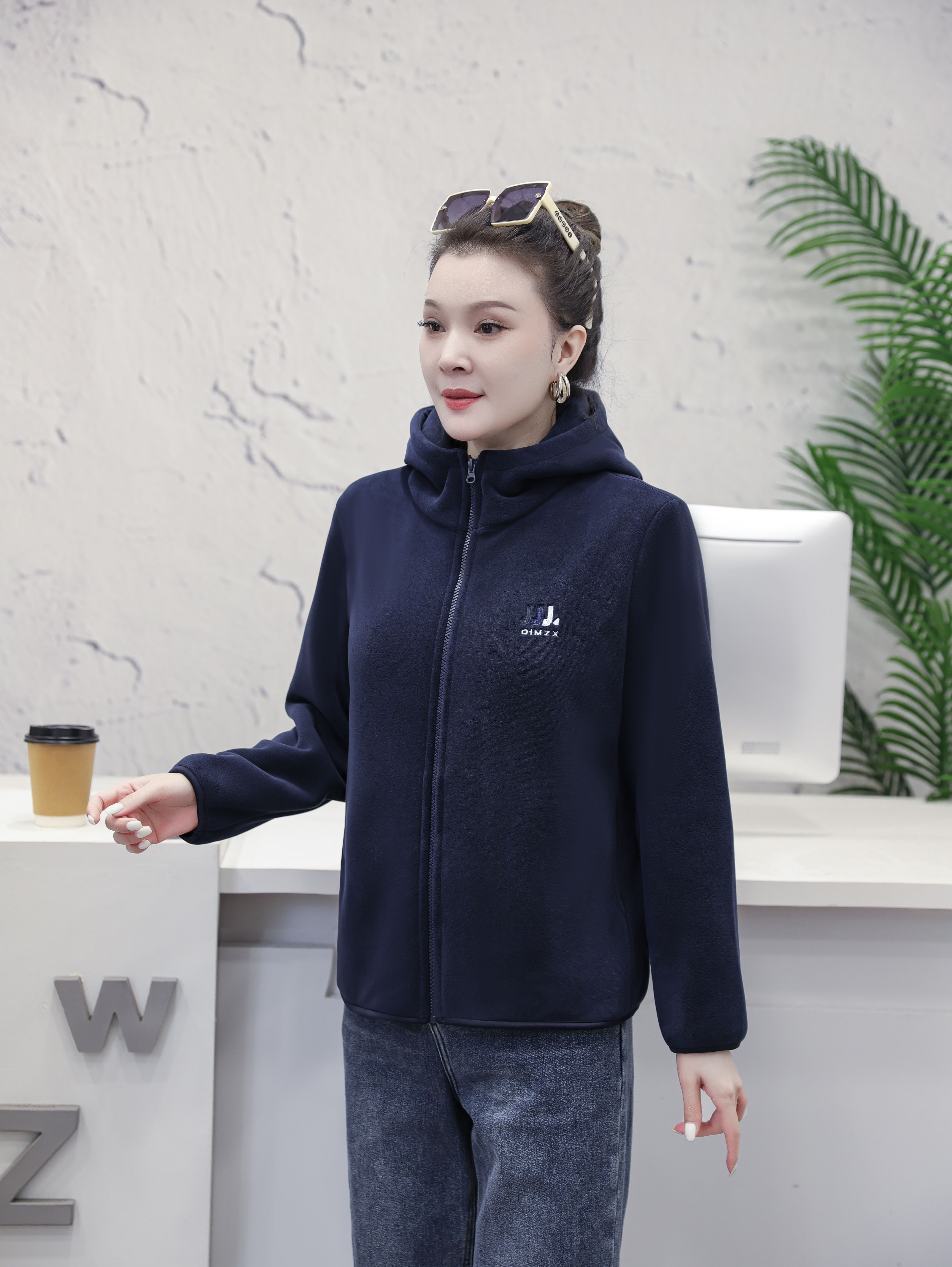 休闲云感绒加绒加厚款连帽外套立领中老年女装外套保暖大码气质