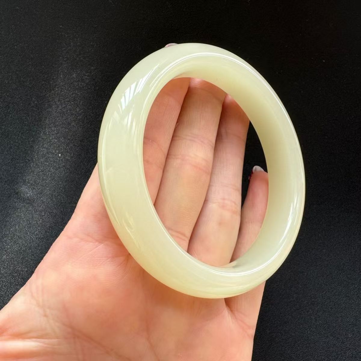 蜂蜜水和田玉手镯